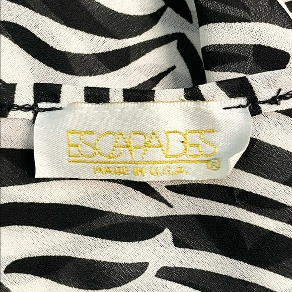 Escapades Black & White Animal Print Ruffle Hem Sleeveless Blouse Large Classy - Picture 2 of 5
